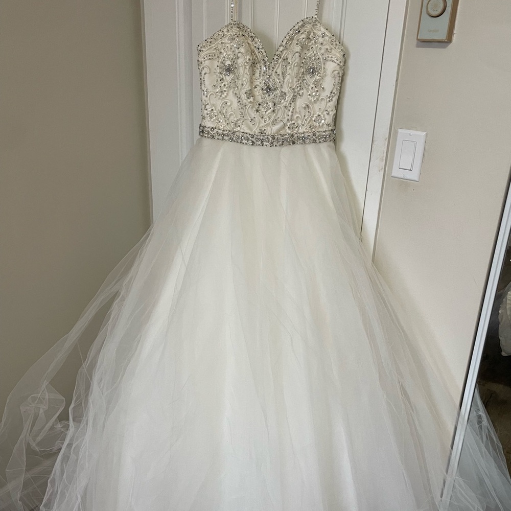 Never worn wedding dress with tags on - Picture 1 of 9